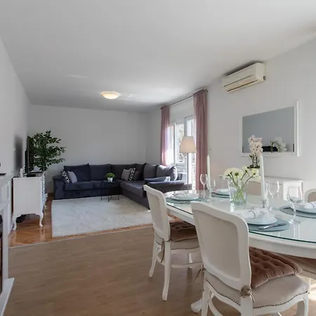 Apt Sara - Classy 100 M2 W Balcony 2 Min To Beach