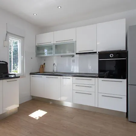 Apt Sara - Classy 100 M2 W Balcony 2 Min To Beach * Kaštela