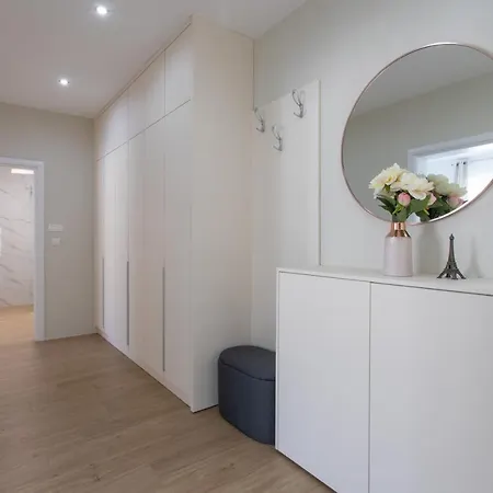 Apt Sara - Classy 100 M2 W Balcony 2 Min To Beach 公寓