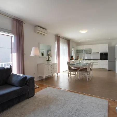 Apt Sara - Classy 100 M2 W Balcony 2 Min To Beach 公寓 Kaštela