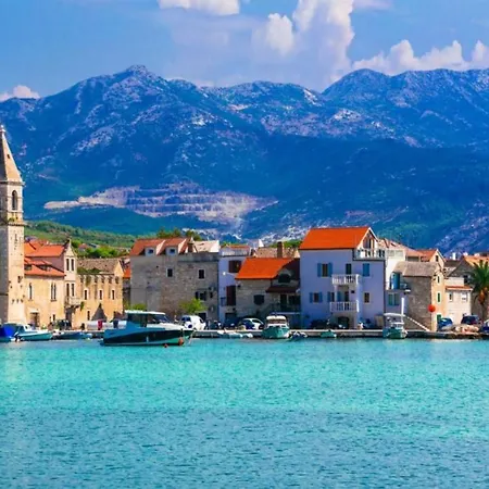 Apt Sara - Classy 100 M2 W Balcony 2 Min To Beach * Kaštela